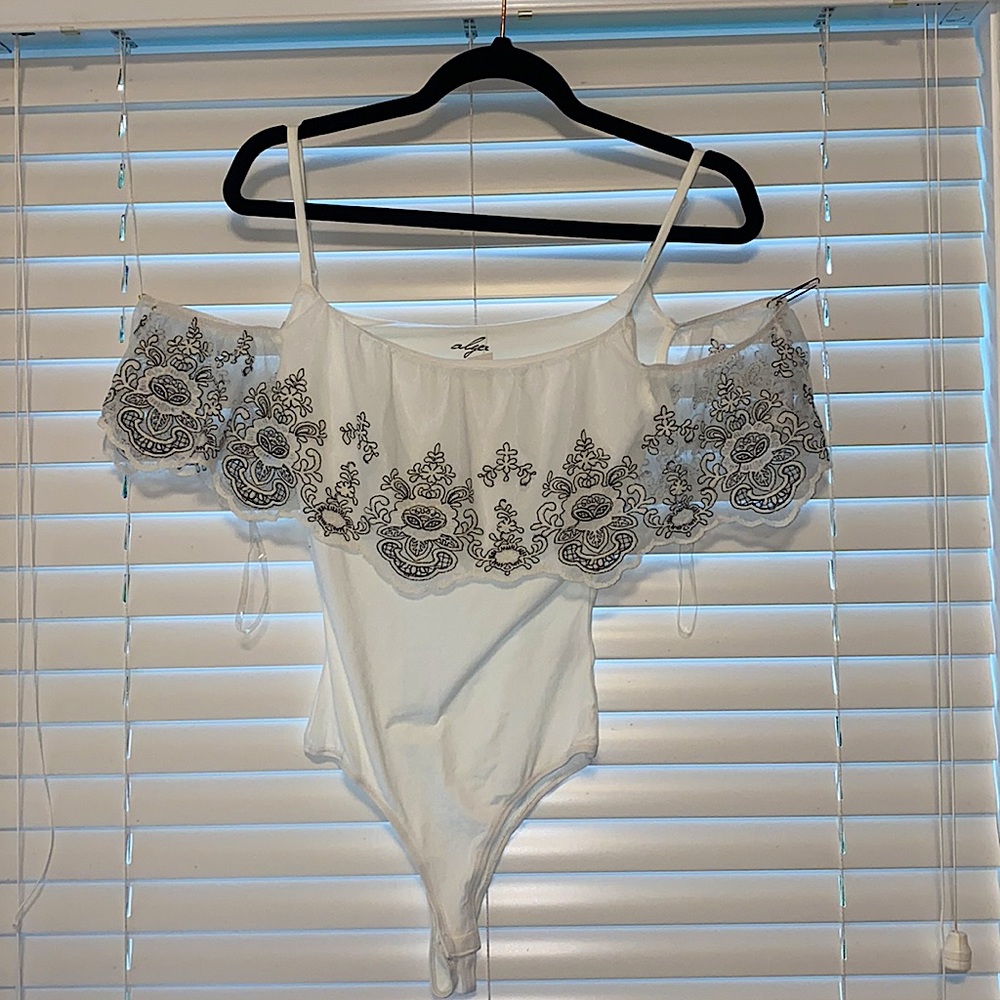 NWT SADIE & SAGE WHITE BODY SUIT WITH LACE SLEEVES